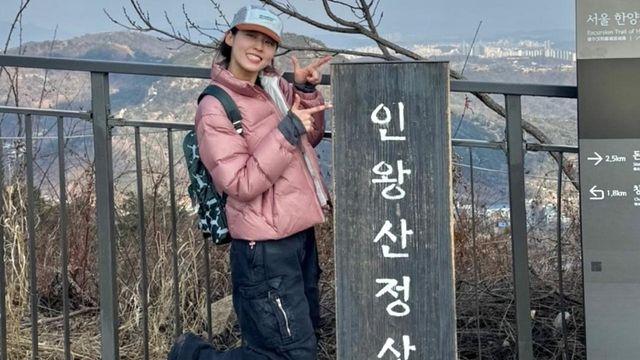 설현 인왕산, 핑크 패딩 하나로 완성한 ‘등산+맛집’ 스타일링  