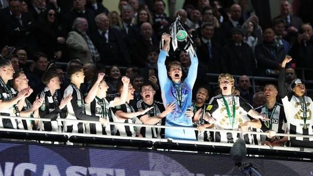 70년 만에 잉글랜드 우승 트로피 들어올린 뉴캐슬, 리그컵 결승서 리버풀 2-1 제압