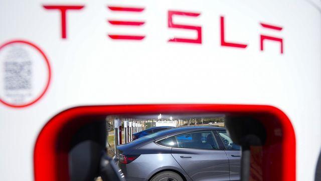 '5분 초고속 충전' 中 BYD 충격파에 테슬라 주가 또 장중 4%대↓