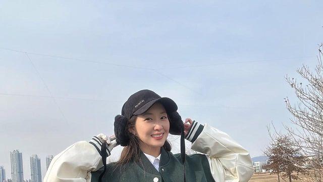 김선신 아나운서, 스포티하면서도 세련된 골프 룩… 감각적인 바시티 재킷 스타일링