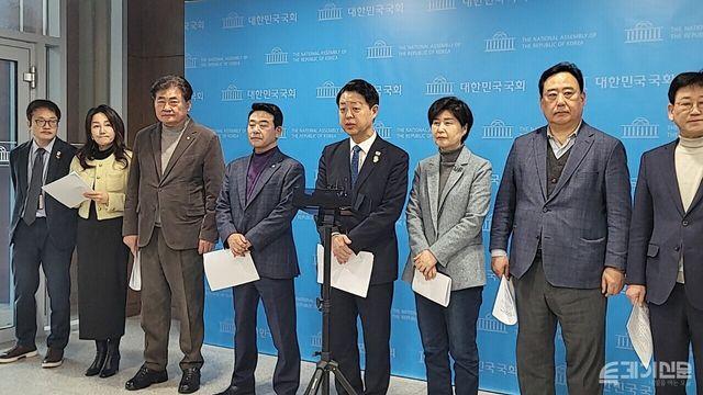 민주당 3선 의원들, ‘尹 가족·측근 비리 백서’ 발표