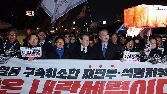 이재명 대표, 광주서 시민들과 광장 행진 