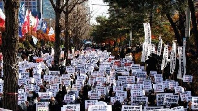 스웨덴 연구소 “한국 민주주의 후퇴… 2년째 독재화 진행”