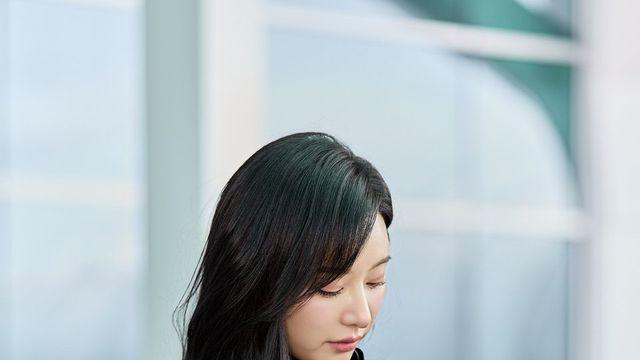 [★공항패션] 김지원, 고급스러운 블랙 앤 화이트 조합