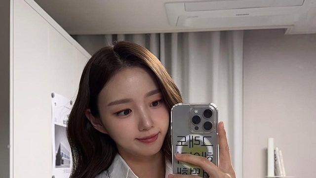 화이트 셔츠 하나로 분위기 반전, 조명진 아나운서의 꾸안꾸 룩  