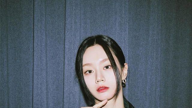 혜리, 블랙 앤 크림 룩으로 완성한 시크한 무드  