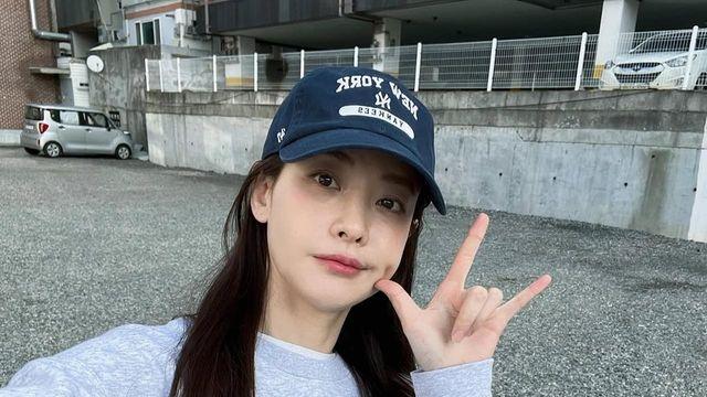 오연서처럼 스웻셔츠 입기, 간절기 스타일링의 정답  