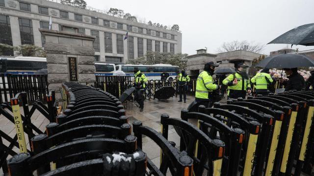 '묵묵부답' 헌재...尹 탄핵 선고 내주 넘어가나