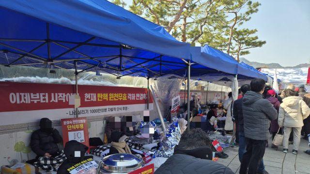 尹 탄핵 선고 임박…지금 헌재 앞은 ‘집회 알박기’ 전쟁