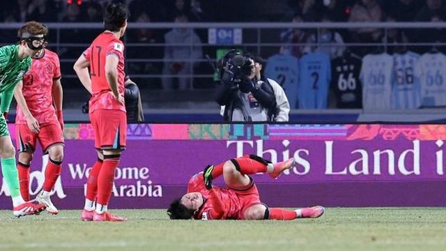 초비상…경기 중 쓰러져 심한 고통 호소한 이강인, 결국 업혀 나갔다