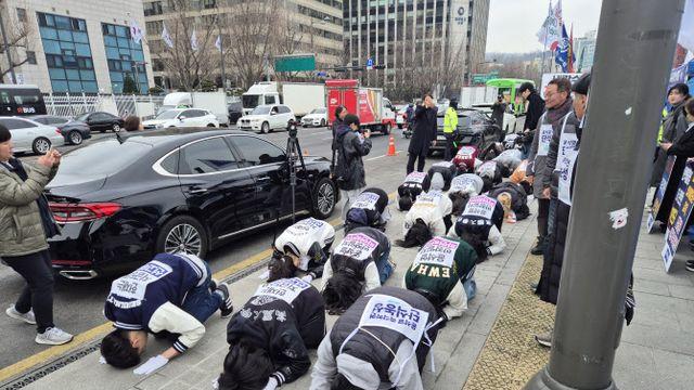 '헌재 선고 지연'에 삼보일배 나선 대학생들…