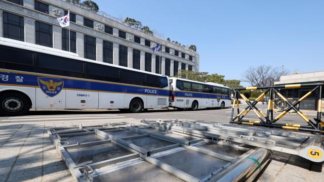 與 불 지피는 '각하설'…