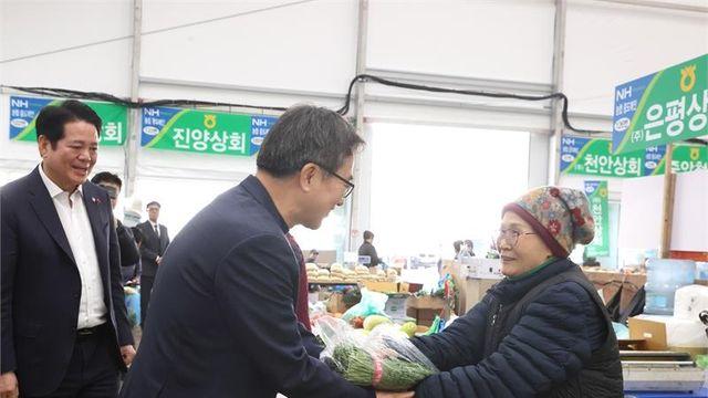 김동연, 소상공인·도매시장 등 이틀째 민생행보...상인들 고충 듣고 지원 약속