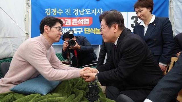 이재명이 13일째 단식 중인 김경수 찾아가서 손을 잡으며 한 말