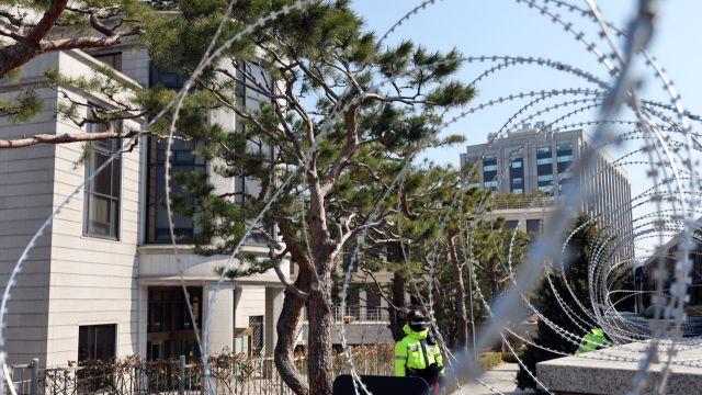 '박근혜 파면' 헌재, 왜 '尹 탄핵' 망설이나