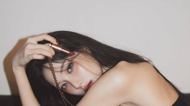 붉은 레이스 스타깅과 검은 실루엣, 남희라의 치명적 무드  