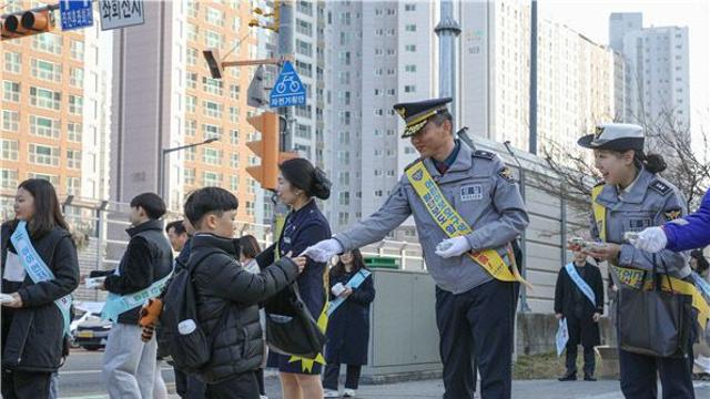 대전경찰청, 유관 기관 합동 어린이 등굣길 교통안전 캠페인