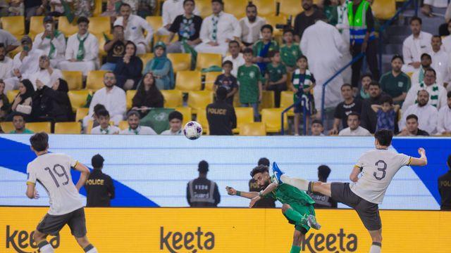 '끔찍한 쿵후 킥' 中 축구 또 무너졌다…사우디 원정서 '다이렉트 퇴장' 수적 열세→0-1 패배 '조 꼴찌' 유지