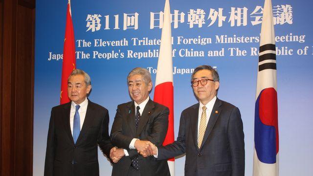 도쿄서 손잡은 한중일 외교장관…만찬 앞두고 우호 분위기 연출
