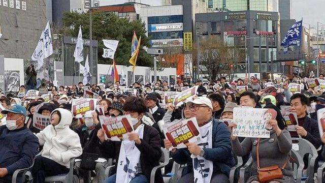 [이슈] 尹 석방, 여론 역풍 휘몰아친다.. 찬탄 여론 상승 속 중도층 野 성향 강화