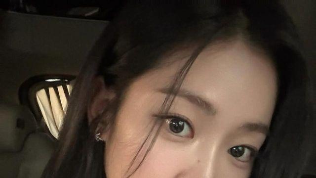 송지우, 오버핏 화이트 재킷과 미니 스커트로 완성한 시크한 도심 룩 