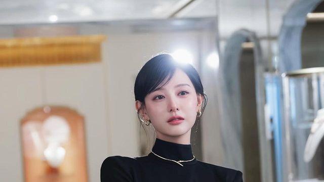 김지원, 블랙 드레스로 완성한 우아한 카리스마  