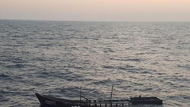 군, 서해서 목선 탄 北어민 2명 승선 발견…