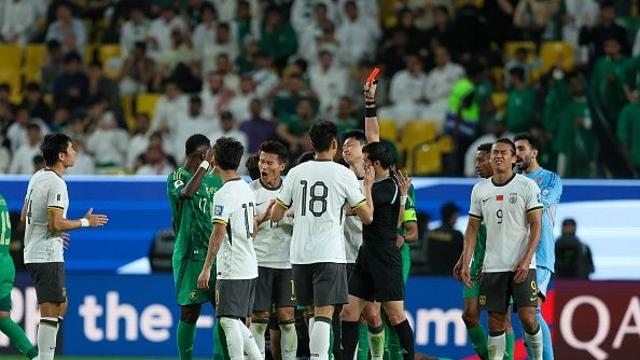 ‘쿵후 킥 퇴장→월드컵 빨간불’ 中 무기력 패배에 실망감…“훈련 시간 관계없어, 프로인지 아닌지가 더 중요”