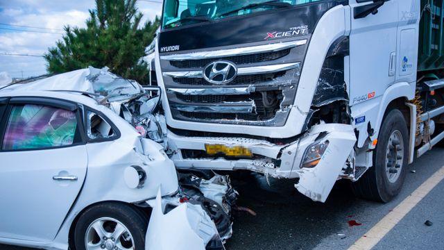 승용차 운전자, 고속도로서 1톤 트럭 추돌해 숨져