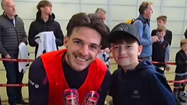 “고마워 잘 착용할게” 라이스, 아이 팬이 준 보호대 신고 경기 뛰었다