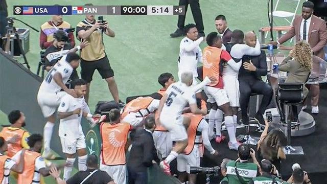 ‘관중난입 아닙니다’ 극장골에 이성 잃고 해설하는 앙리에게 돌진한 파나마 선수…경기 후 유니폼 획득 ‘성공한 덕후’