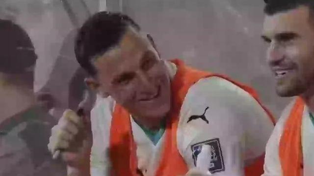 “축구 역사상 가장 기괴한 옐로카드”…뉴질랜드 간판 FW, 경기 도중 팬서비스→경고 엔딩