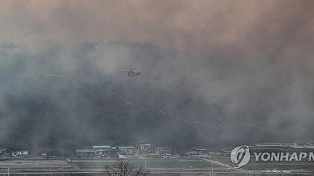 이틀째 접어든 의성 산불 현장에 헬기 50여대 투입