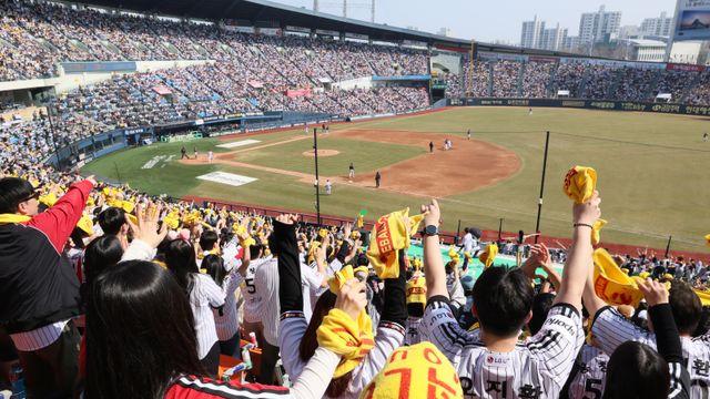 '잠실 열기 뜨겁다' LG-롯데전 이틀 연속 매진 [IS 잠실]