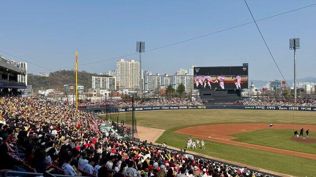 프로야구, 역대 최초 개막 2연전 모두 매진… 21만9000명 입장