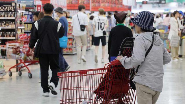 불황인데도 대형마트 품절 사태…불티나게 팔리는 추억의 음식