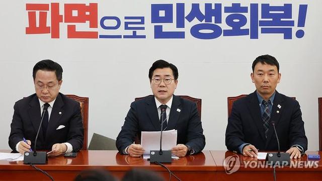 野, 12년 만에 천막당사…尹선고 지연에 장외투쟁 수위 최고조