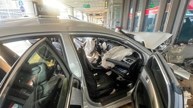 김해공항 청사에 택시 돌진…70대 기사 숨지고 승객 중상(종합)