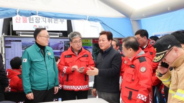 (4보) 산청 산불, 진화율 70%...박 경남도지사 “바람 세지기 전 주불 진화에 총력”