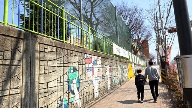 [르포] 늘봄학교 대면인계 현장가보니… 학부모 