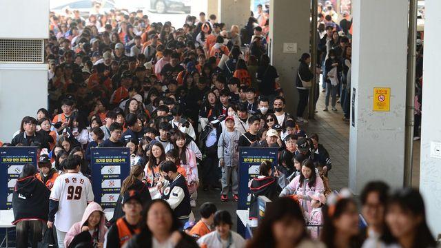 개막전부터 난리난 야구장, ‘관중 대박’ 기대만큼 걱정되는 ‘티켓 전쟁’