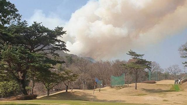 과자 봉지 태우다...김해 한림면 '산불 2단계' 발령, 주민 148명 대피