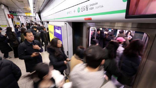 2호선 신도림역서 열차 탈선…홍대입구~서울대입구 외선 운행 중단