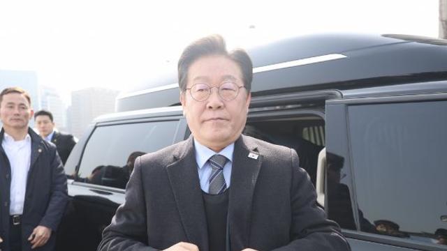 이재명 선고 하루 앞둔 민주당, 사법 리스크 방어전… 