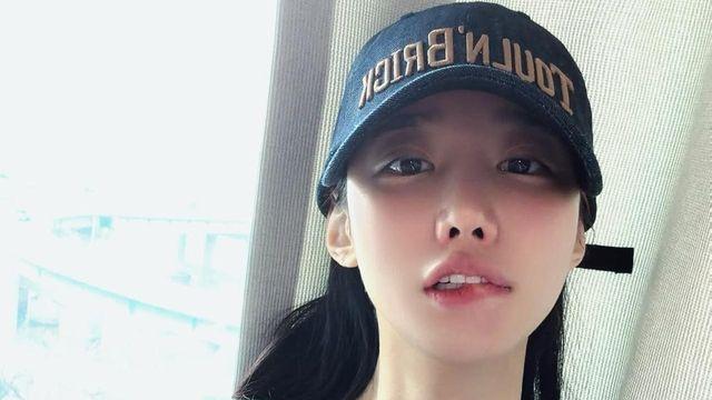 카디건 사이로 피어난 여리여리함, 조현이니까 가능한 순간