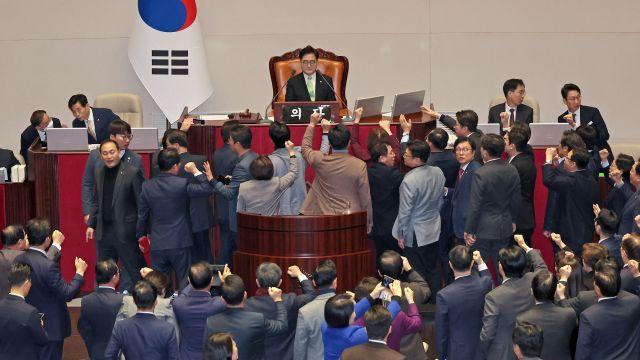 국회의장, 한덕수 탄핵 기각에 