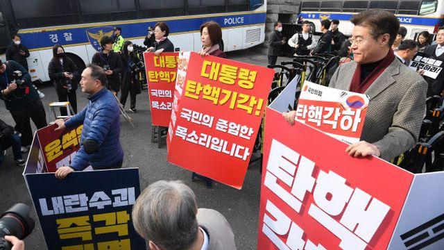 尹 대통령 탄핵심판 선고 언제? 28일 유력 vs 4월로 연기