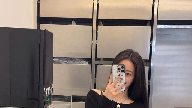 경리, 초미니스커트로 만든 검정의 유혹