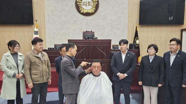 안정렬 안성시의회 의장, 시민 무시한 송전선로 결사반대 '삭발식'