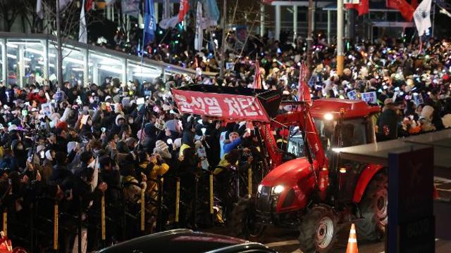 '대통령 파면 촉구' 트랙터, 서울 진입 강행… '2차 남태령 대첩' 예고